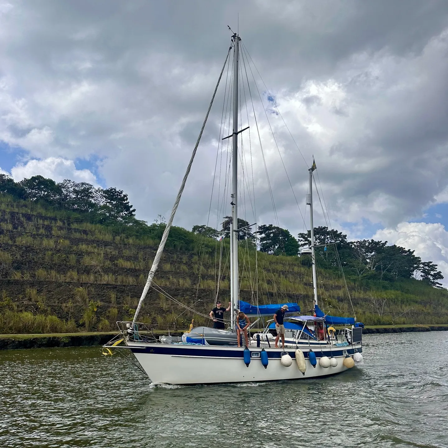 Another sailboat making the transit. Another sailboat making the transit.
