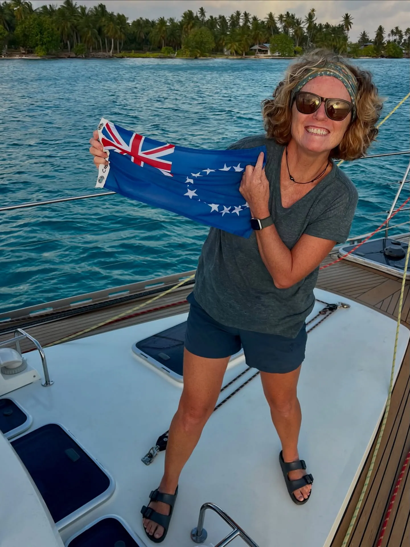 Raising the Cook Islands courtesy flag. Raising the Cook Islands courtesy flag.