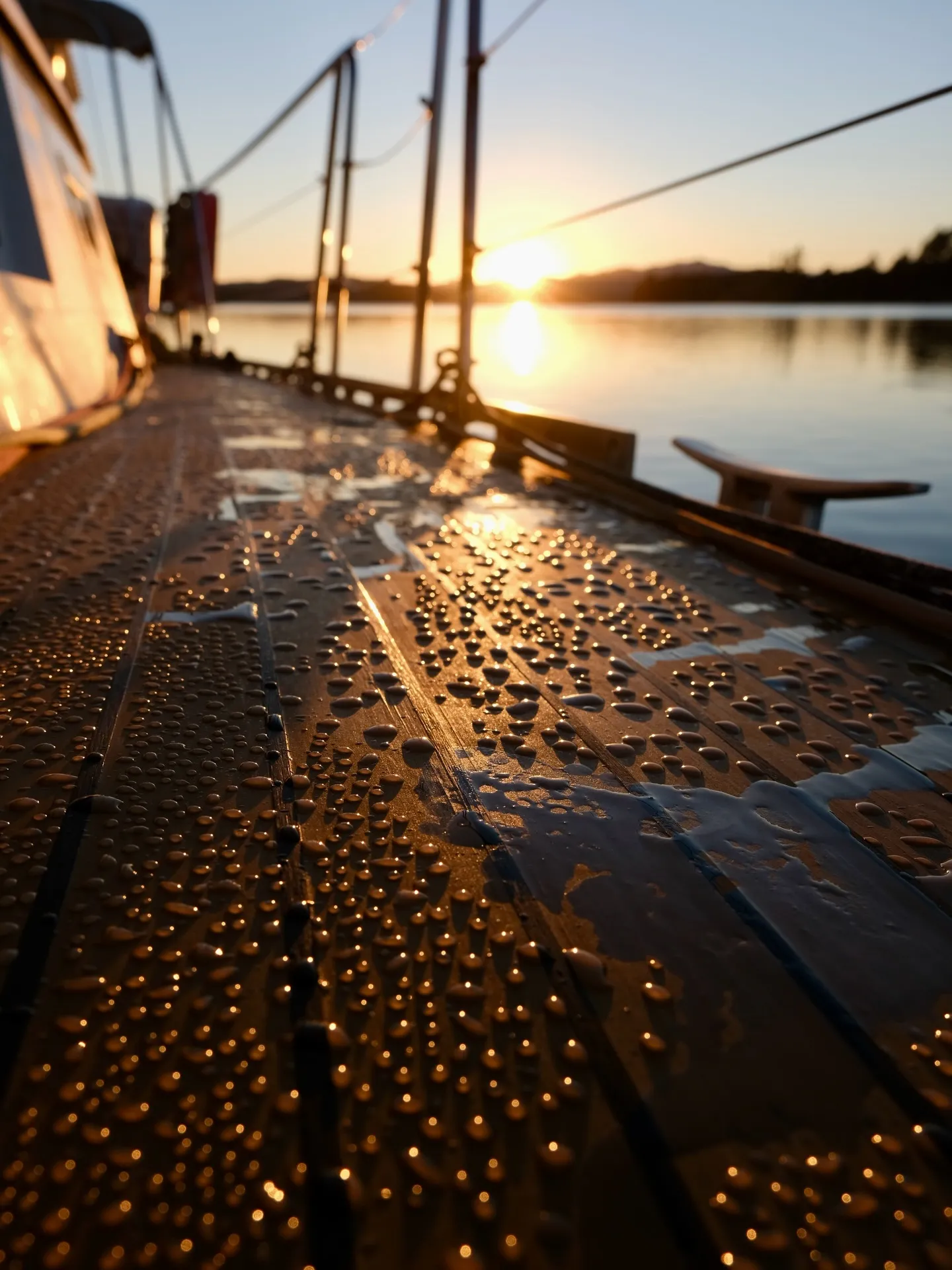 Lifting our anchor on a spectacular autumn morning. Lifting our anchor on a spectacular autumn morning.