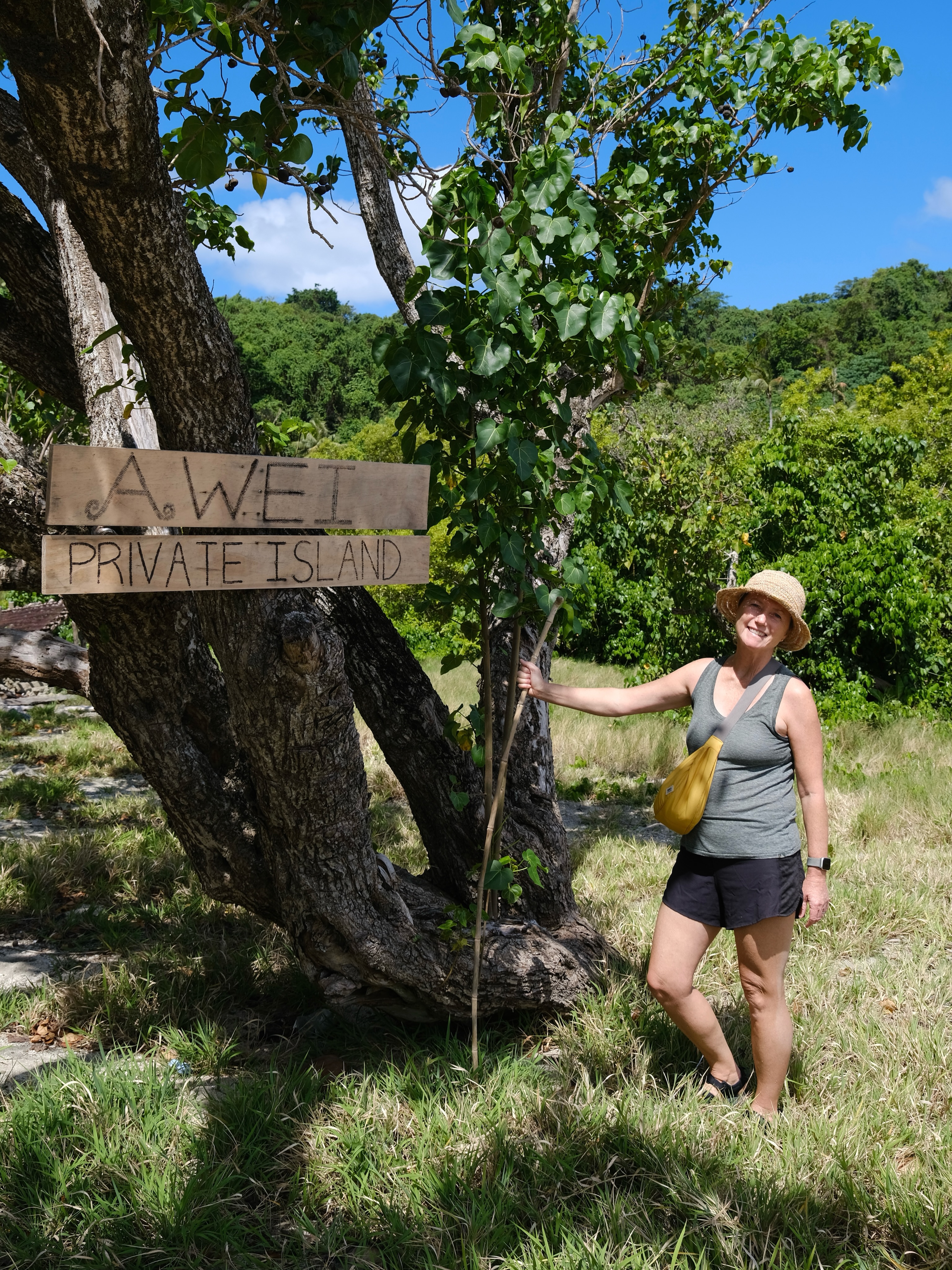 We slowed down for a week, anchored by Awei Island, in the Maskelyne archipelago to the south of Malekula.